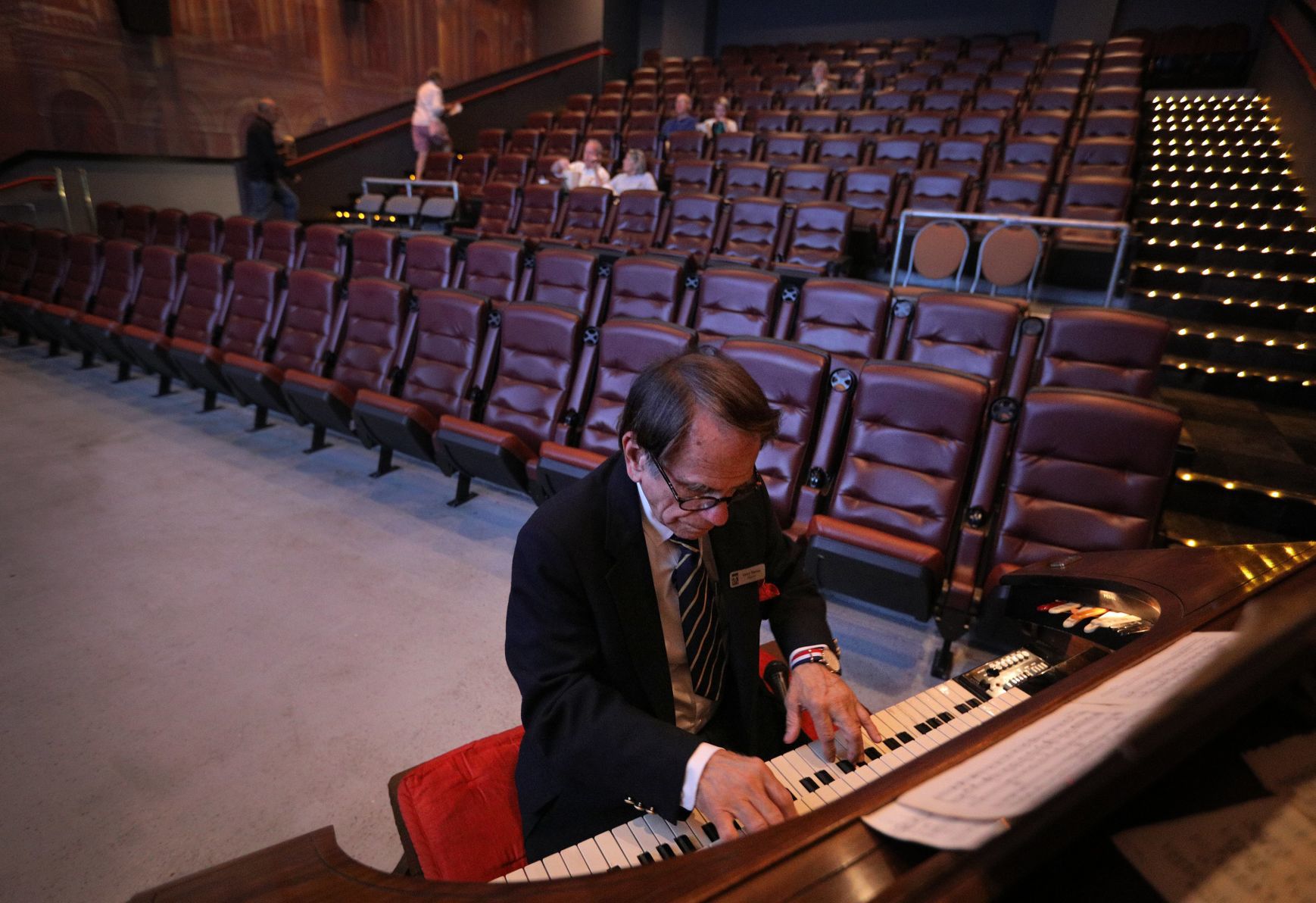 Theater organist delights in keeping old traditions